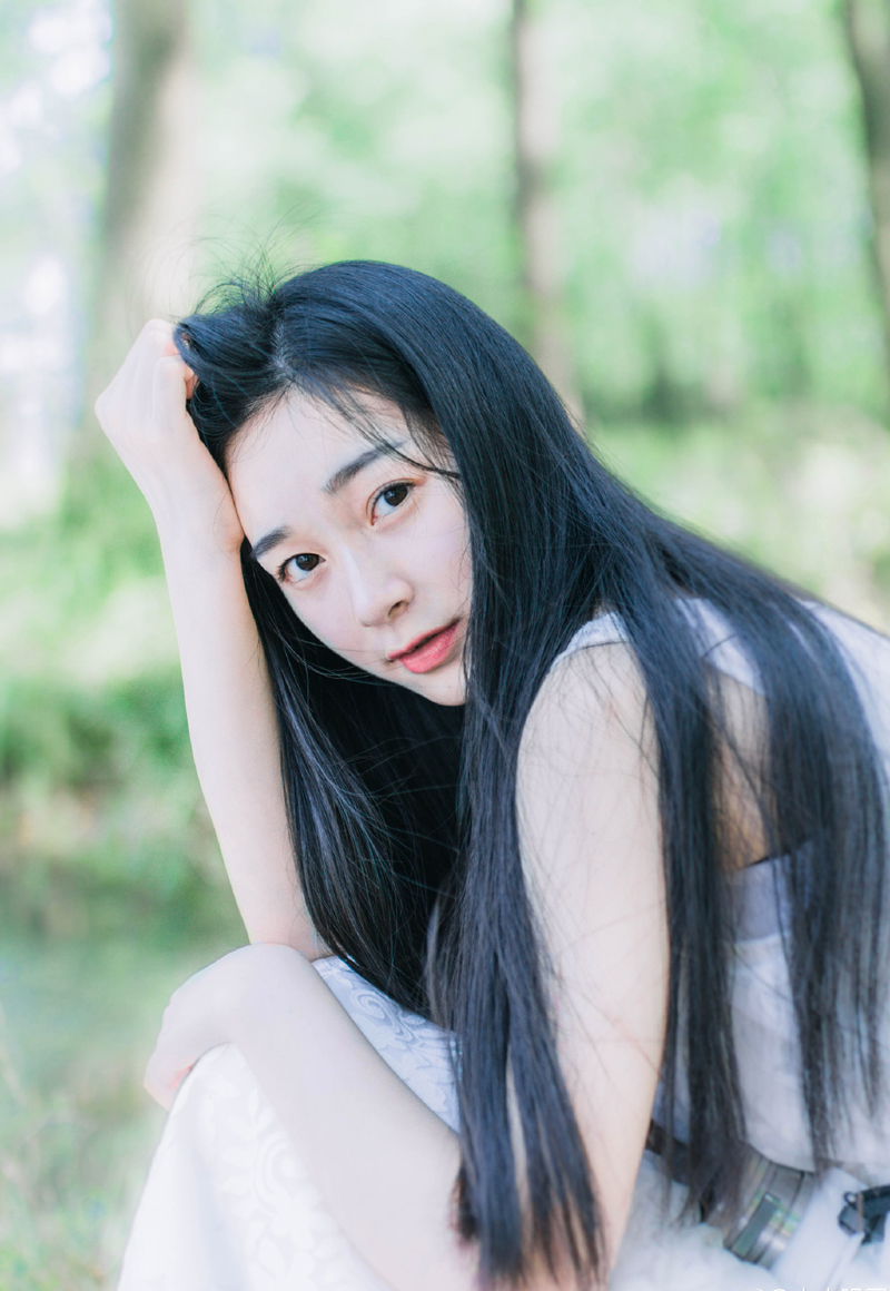 “走！”关羽轻叹一声，扫了一眼冷眼看向这边的庞德，一翻身，从城墙上翻过去，踩着梯子下来，邢道荣紧随其后，然后就看到至少有五六个胡人士兵直接从城墙上跳起，用身体直接狠狠地砸过来。